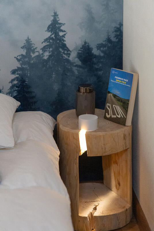 Comodino in legno
